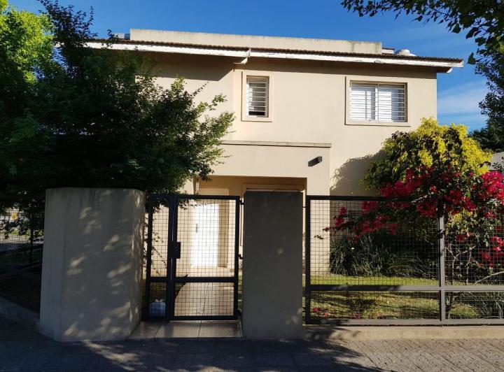 Casa · 90m² · 3 Ambientes · 1 Cochera