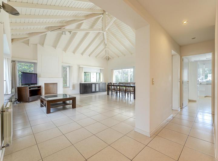 Casa · 1200m² · 9 Ambientes · 2 Cocheras