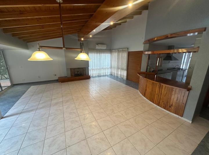 Casa · 270m² · 9 Ambientes · 4 Cocheras