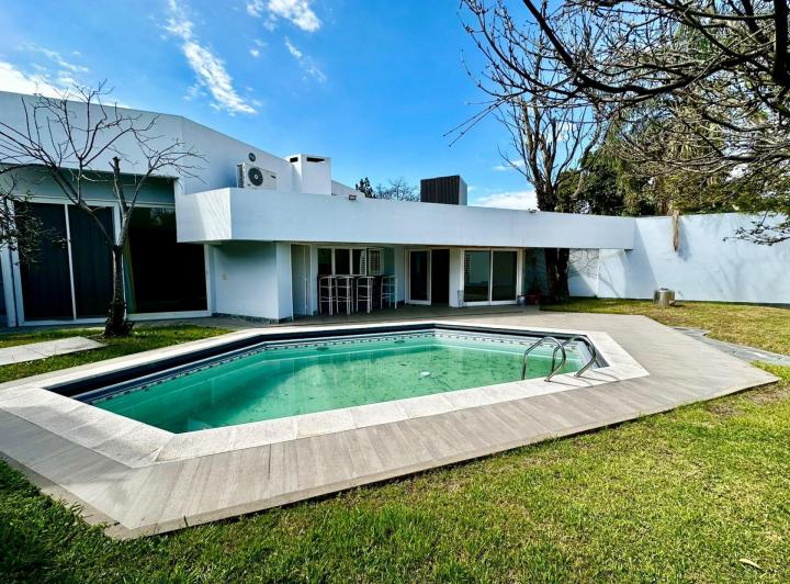 Casa · 550m² · 8 Ambientes · 3 Cocheras