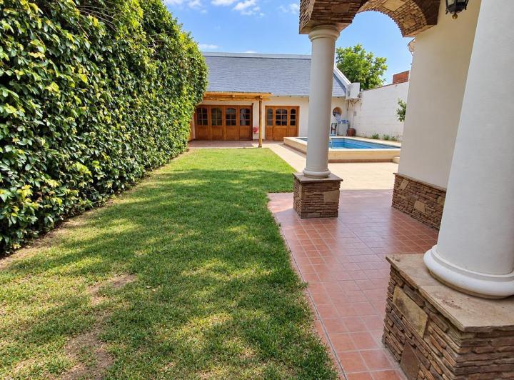 Casa · 7 Ambientes · 1 Cochera