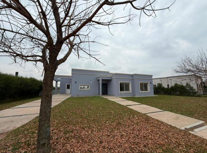 Casa · 210m² · 4 Ambientes · 2 Cocheras