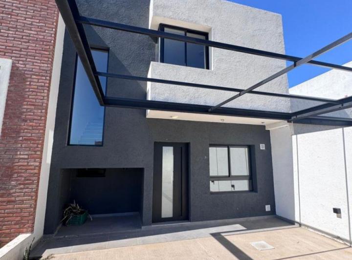 Casa · 118m² · 10 Ambientes · 2 Cocheras