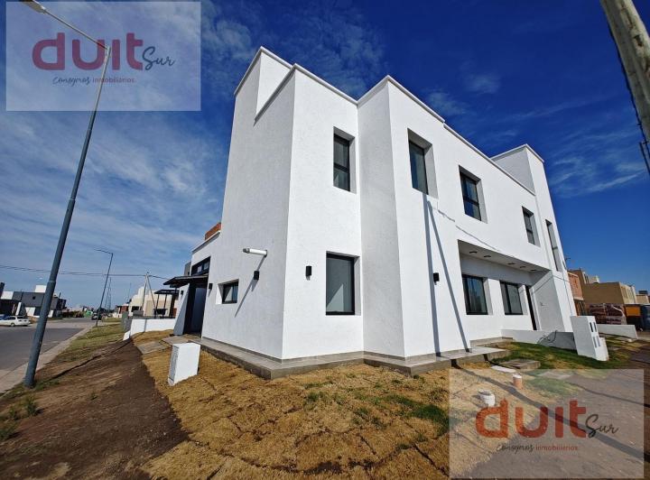 Casa · 85m² · 4 Ambientes · 2 Cocheras