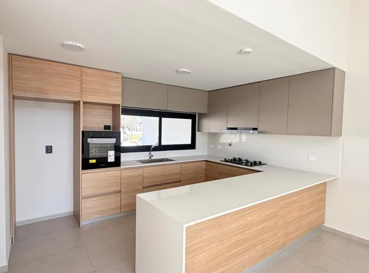 Casa · 230m² · 5 Ambientes · 2 Cocheras