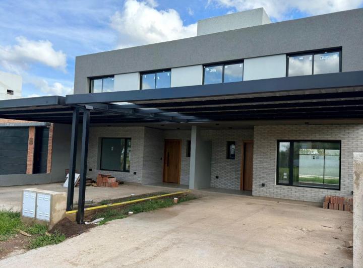 Casa · 145m² · 6 Ambientes · 2 Cocheras