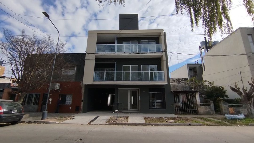 REMAX ALQUILA DEPARTAMENTO CON COCHERA