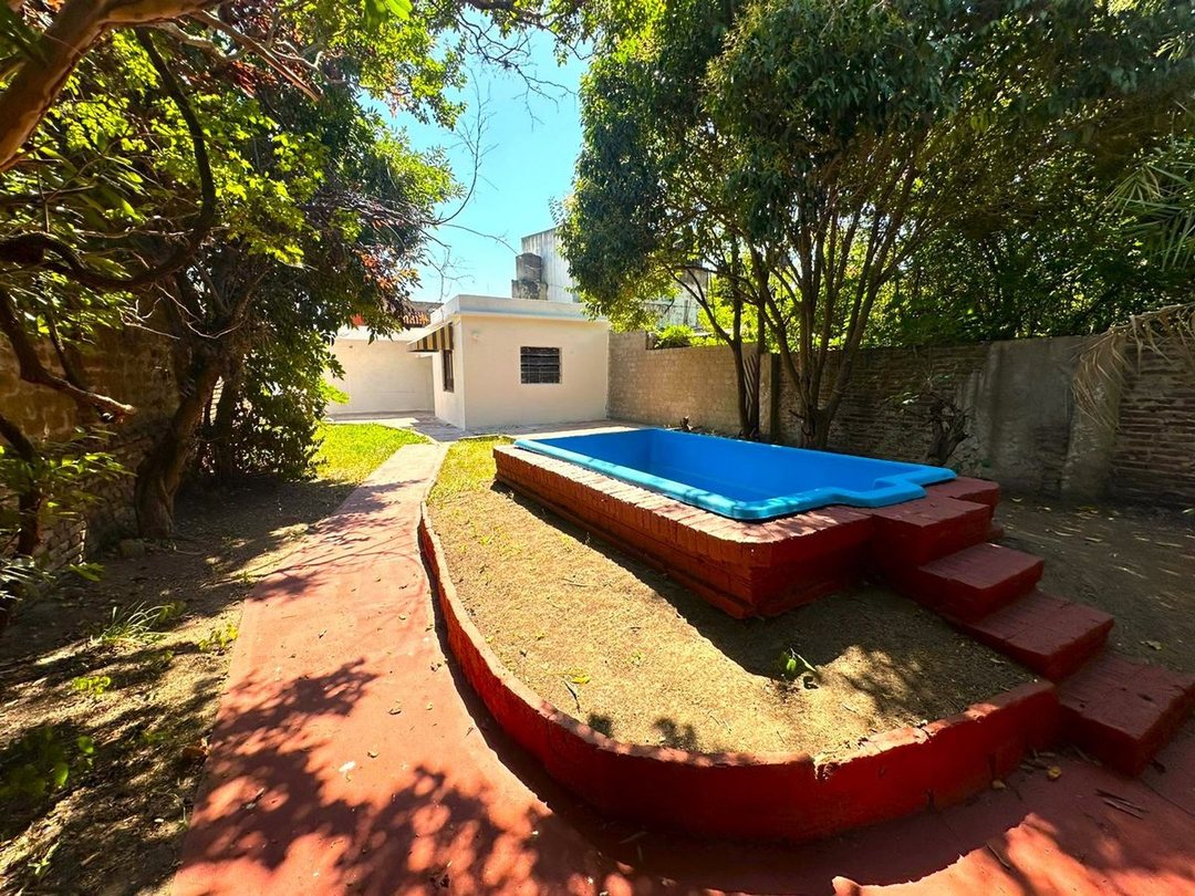 Casa con local cochera y parque con pileta