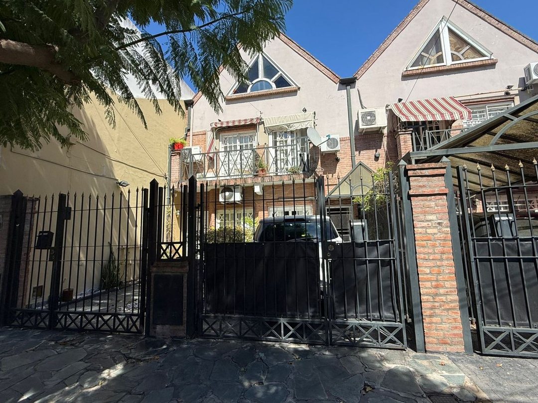 VENTA TRIPLEX 4 AMBTES.C/COCHERA Y PATIO-LANÚS