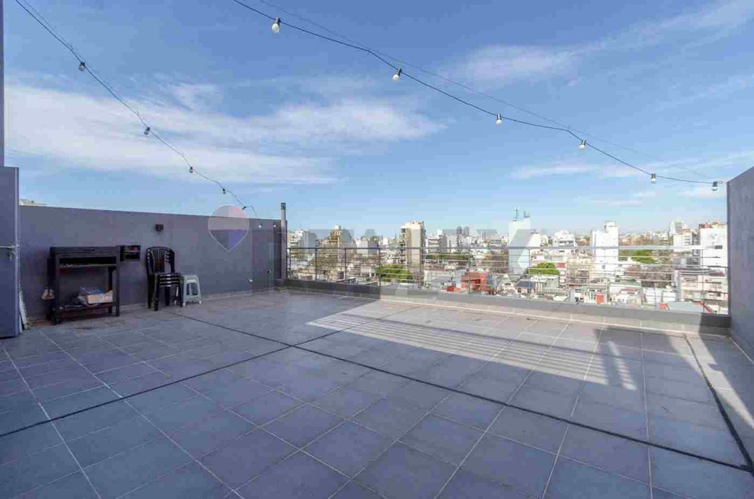 DEPTO 2 AMB AL FRENTE CON BALCON Y TERRAZA PROPIA