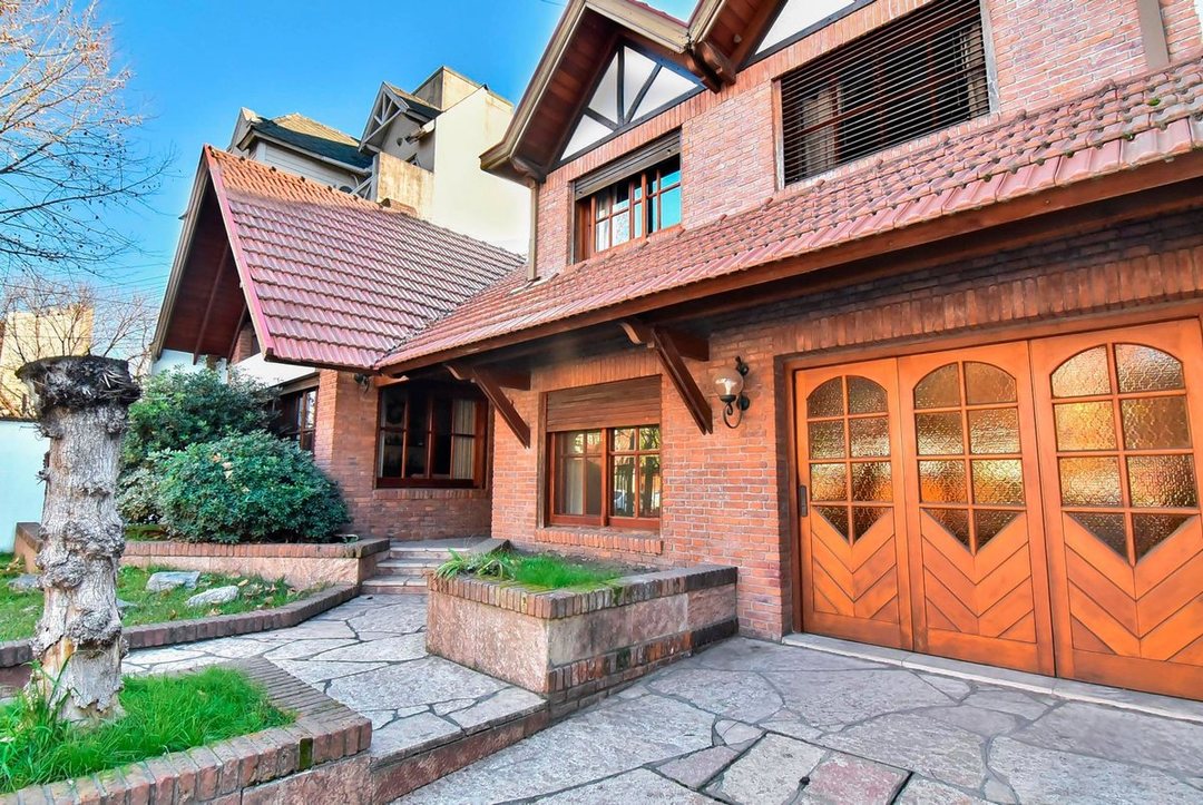 VENTA CASA 6 AMBIENTES CON PILETA LOMAS DE ZAMORA