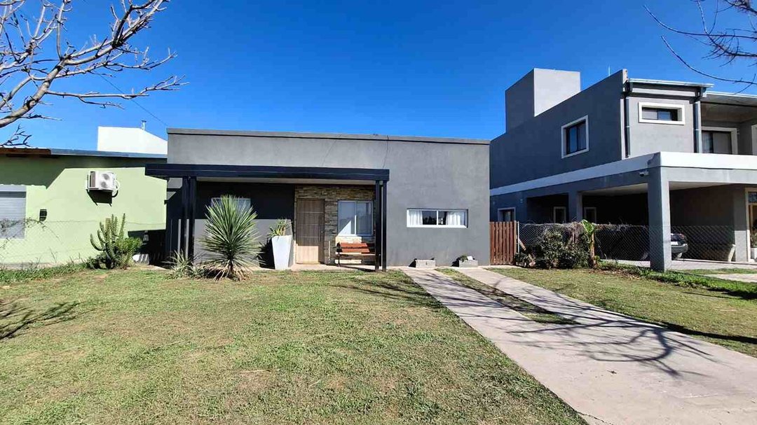 CASA 2 DORMITORIOS + GALERIA + PILETA