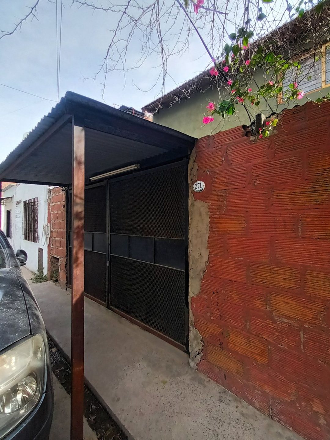 Venta Villa Celina, casa en lote propio.