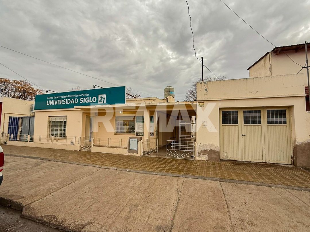 EN VENTA CASA CON 2 LOCALES CENTRO DE PLOTTIER