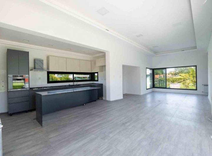 Casa · 200m² · 5 Ambientes · 2 Cocheras