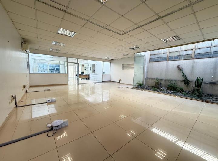 Local comercial · 650m² · 8 Ambientes