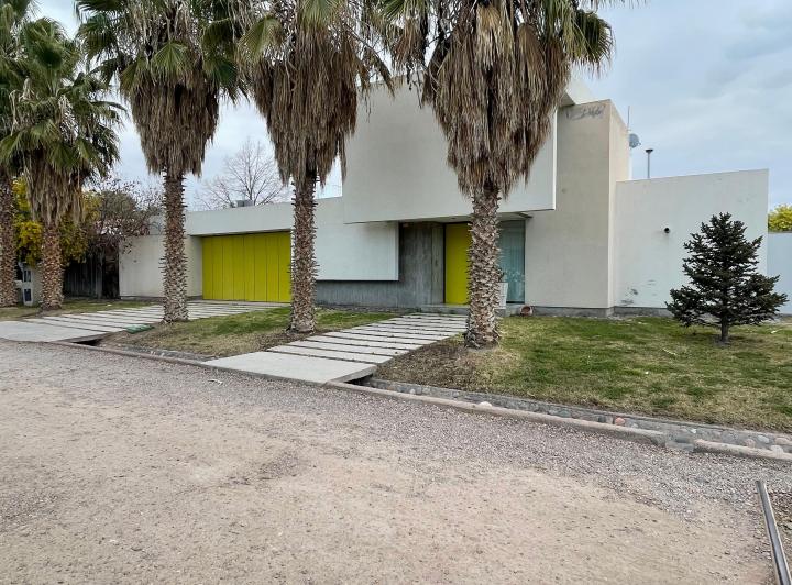 Casa · 382m² · 7 Ambientes · 3 Cocheras