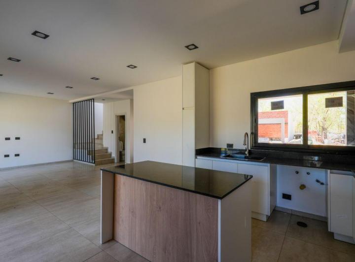 Casa · 100m² · 3 Ambientes · 2 Cocheras