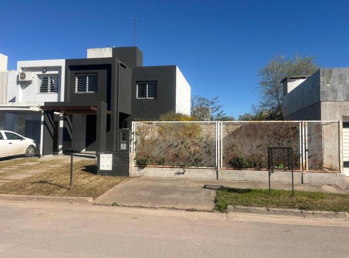 Casa · 120m² · 5 Ambientes · 2 Cocheras