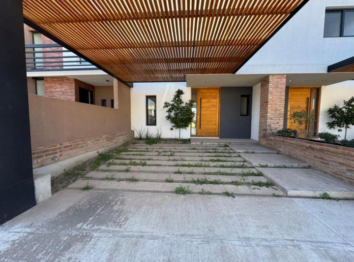 Casa · 164m² · 3 Ambientes · 2 Cocheras