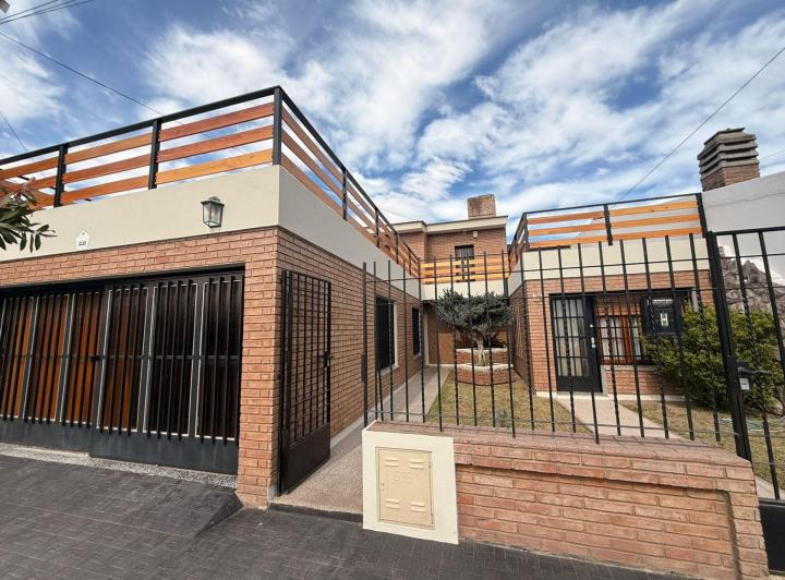 Casa · 210m² · 6 Ambientes · 2 Cocheras