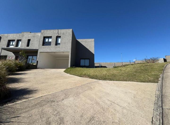 Casa · 250m² · 5 Ambientes · 2 Cocheras
