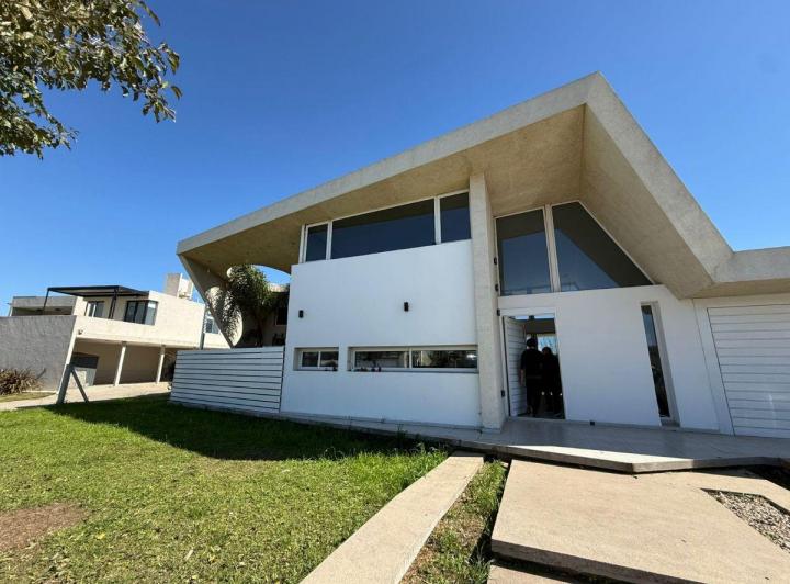 Casa · 350m² · 3 Ambientes · 2 Cocheras