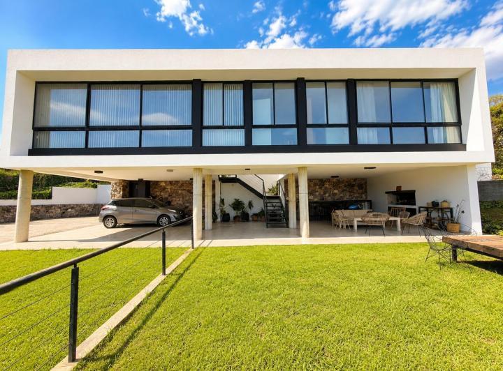 Casa · 1129m² · 4 Ambientes · 2 Cocheras