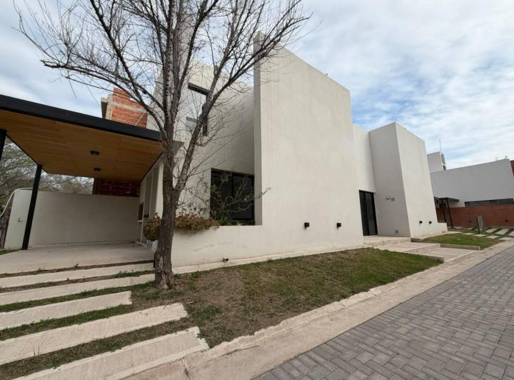 Casa · 115m² · 4 Ambientes · 1 Cochera