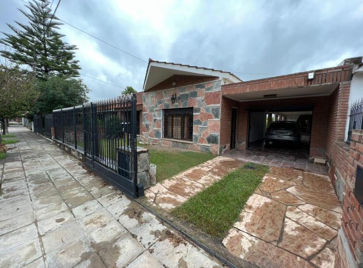 Casa · 200m² · 6 Ambientes · 3 Cocheras