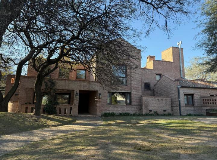 Casa · 540m² · 5 Dormitorios · 3 Cocheras