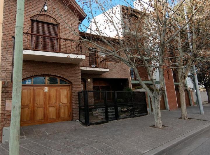 Casa · 185m² · 11 Ambientes · 1 Cochera