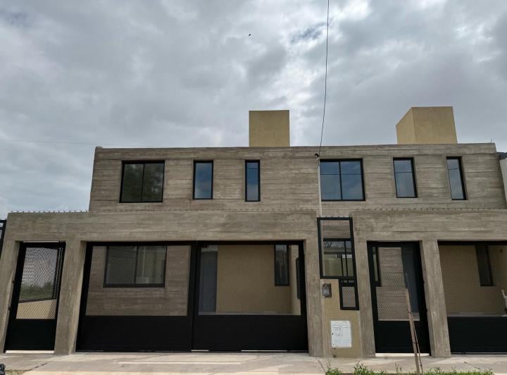 Casa · 180m² · 2 Ambientes · 2 Cocheras