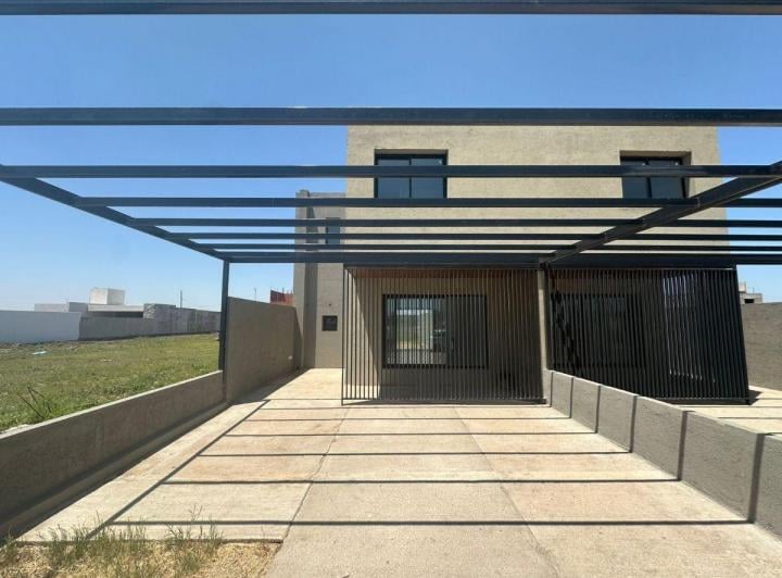 Casa · 1m² · 3 Ambientes · 2 Cocheras