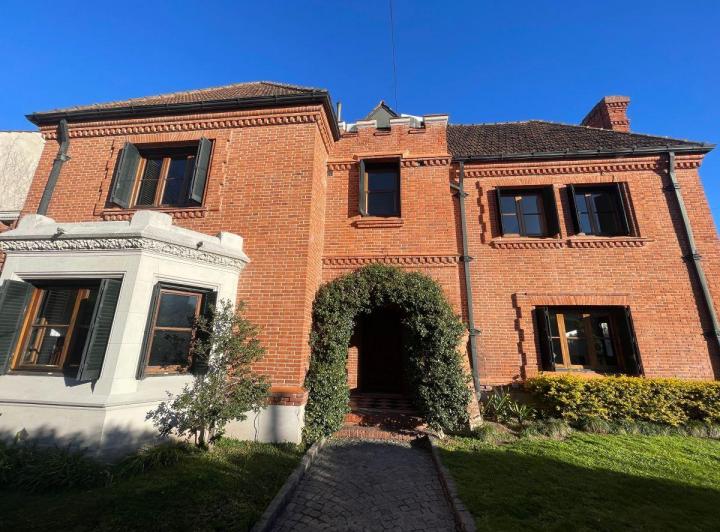 Casa · 550m² · 5 Ambientes · 4 Cocheras