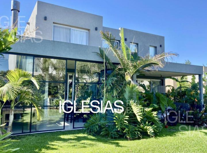 Casa · 210m² · 4 Ambientes · 2 Cocheras