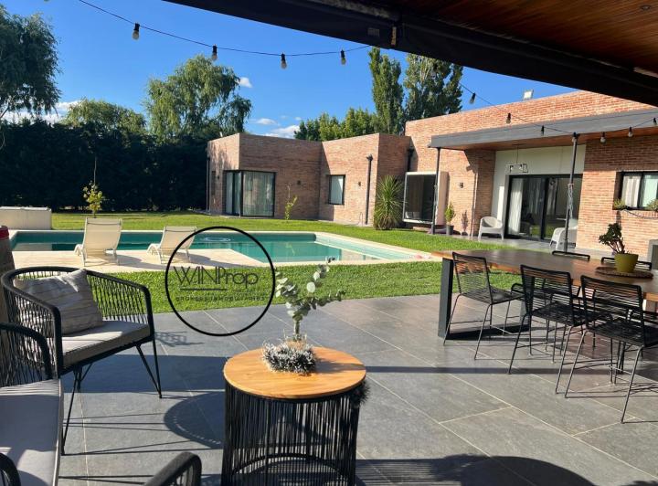 Casa · 336m² · 3 Dormitorios · 2 Cocheras