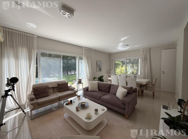 Casa · 560m² · 7 Ambientes · 6 Cocheras