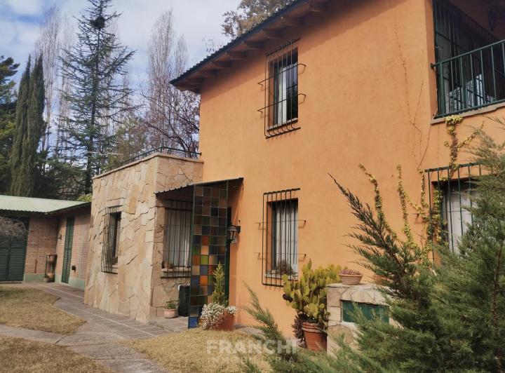 Casa · 200m² · 5 Ambientes · 1 Cochera