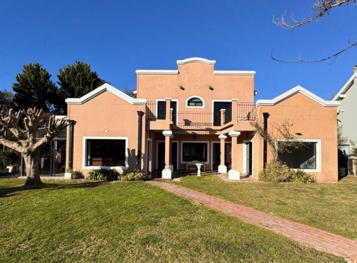 Casa · 320m² · 5 Ambientes