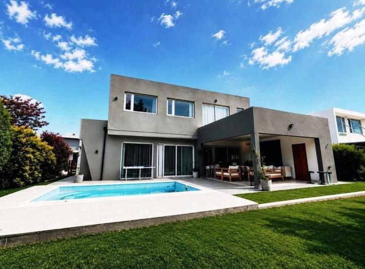 Casa · 241m² · 5 Ambientes · 2 Cocheras