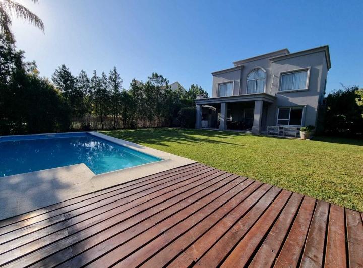 Casa · 180m² · 4 Ambientes · 1 Cochera