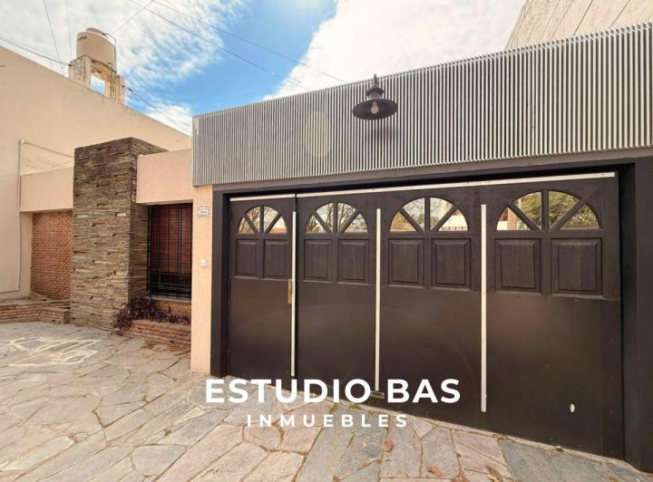 Casa · 300m² · 7 Ambientes · 1 Cochera