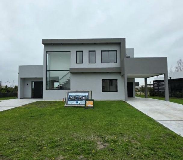 Casa · 210m² · 5 Ambientes · 2 Cocheras