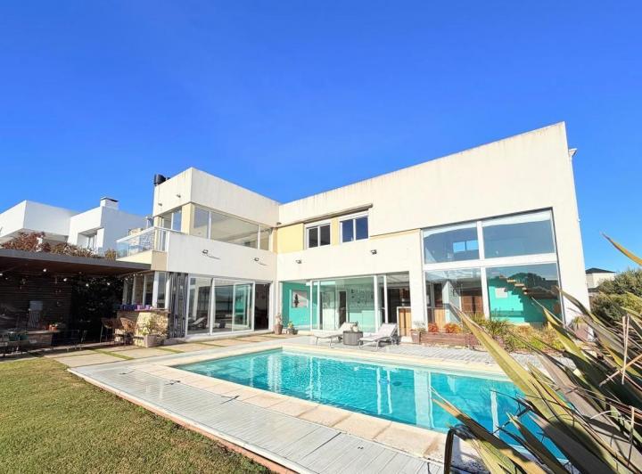 Casa · 250m² · 4 Ambientes