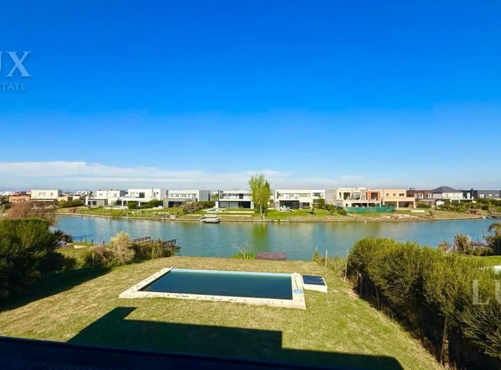 Casa · 180m² · 5 Ambientes · 3 Cocheras