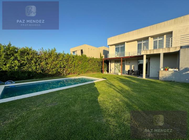 Casa · 200m² · 4 Ambientes · 6 Cocheras