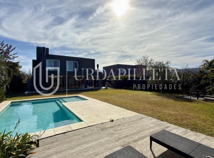 Casa · 335m² · 7 Ambientes · 4 Cocheras