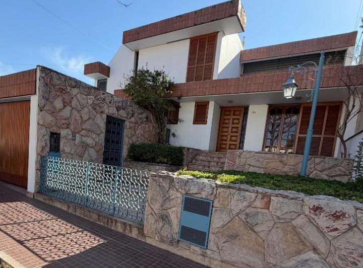 Casa · 280m² · 4 Dormitorios · 2 Cocheras