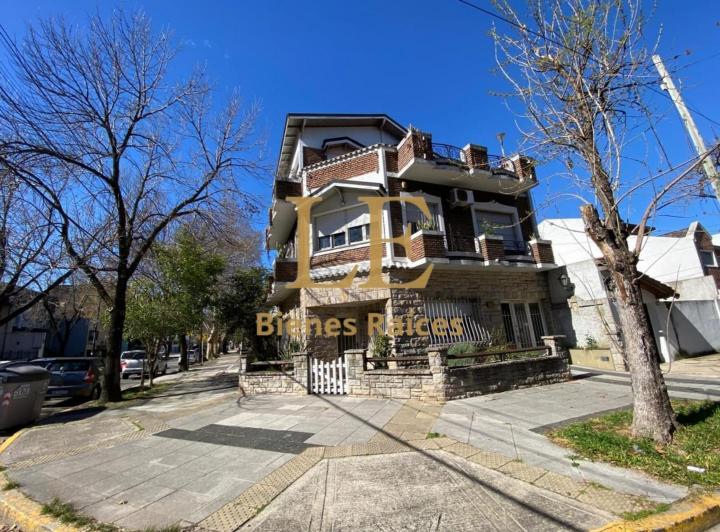 Casa · 200m² · 6 Ambientes · 1 Cochera